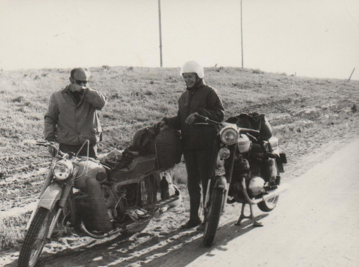 1971 m. pavasarį Gediminas su Birute įsigijo motociklą. Pirmosios išvykos metu.