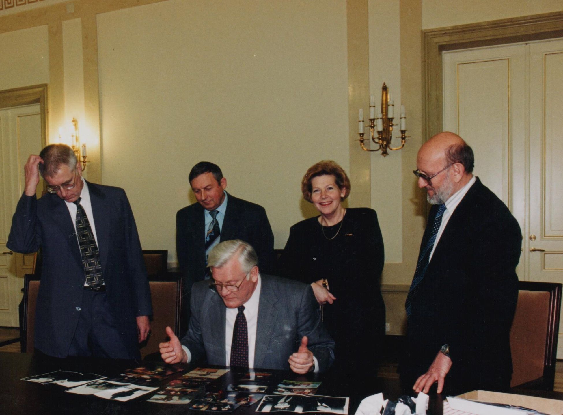 LR Prezidento A. Brazausko kadencijai baigiantis, G. Ilgūnui kilo mintis apie jo prezidentavimo laikotarpį parašyti knygą-albumą. Nuotraukų atrinkimas albumui. Iš kairės: Prezidento kanceliarijos vadovas A. Meškauskas, Ūkio skyriaus viršininkas E. Tašlinskis, Prezidento sekretorė ir G. Ilgūnas. 1997 m. gruodžio 10 d.