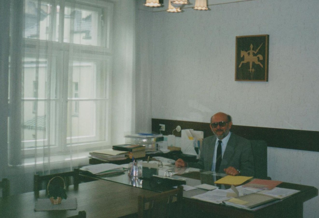 Lietuvos archyvų departamento Generalinio direktoriaus kabinete. 1996 m. liepos 9 d.