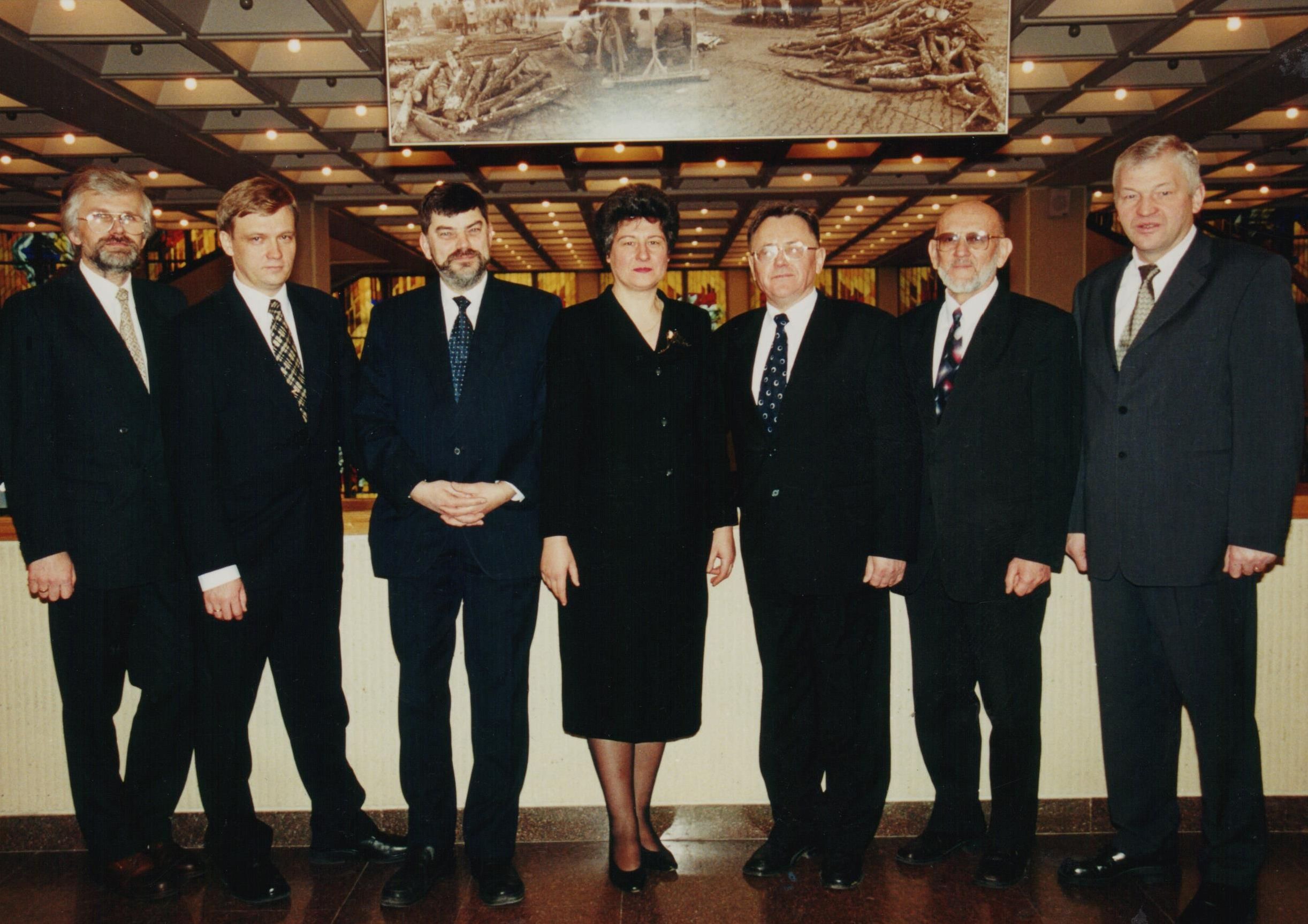 1990 m. kovo 11-osios Nepriklausomybės Akto signatarų klubo valdyba. Iš kairės: V. Kačinskas, Z. Vaišvila, E. Klumbys, B. Valionytė, A. Karoblis, G. Ilgūnas ir R. Rudzys. 2000 m. lapkričio 25 d.