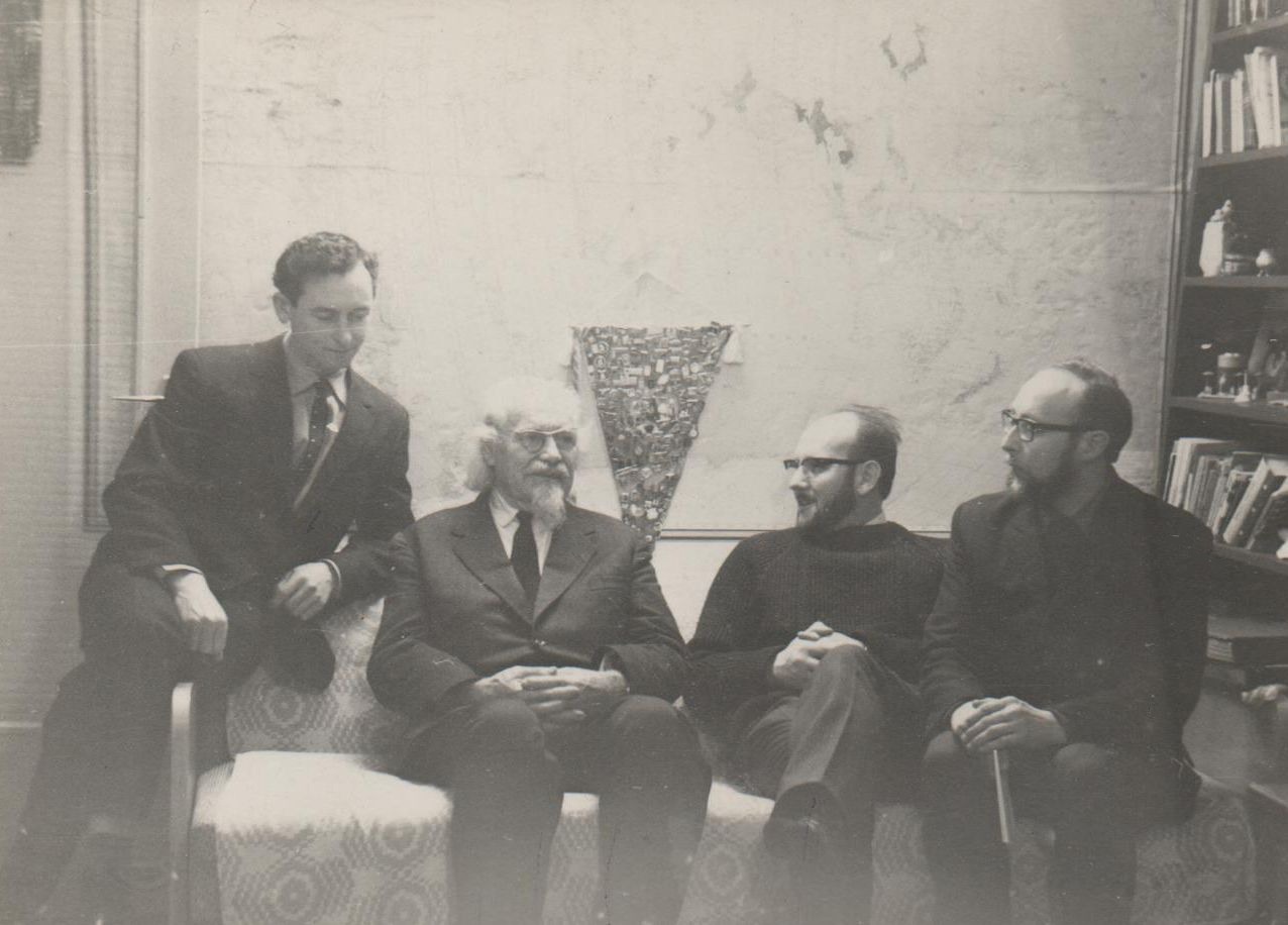 Svečiuose pas Ilgūnus – įžymus keliautojas Antanas Poška. Kairėje – Vincas Kavaliauskas, dešinėje – Algis Jucevičius. 1971 m.