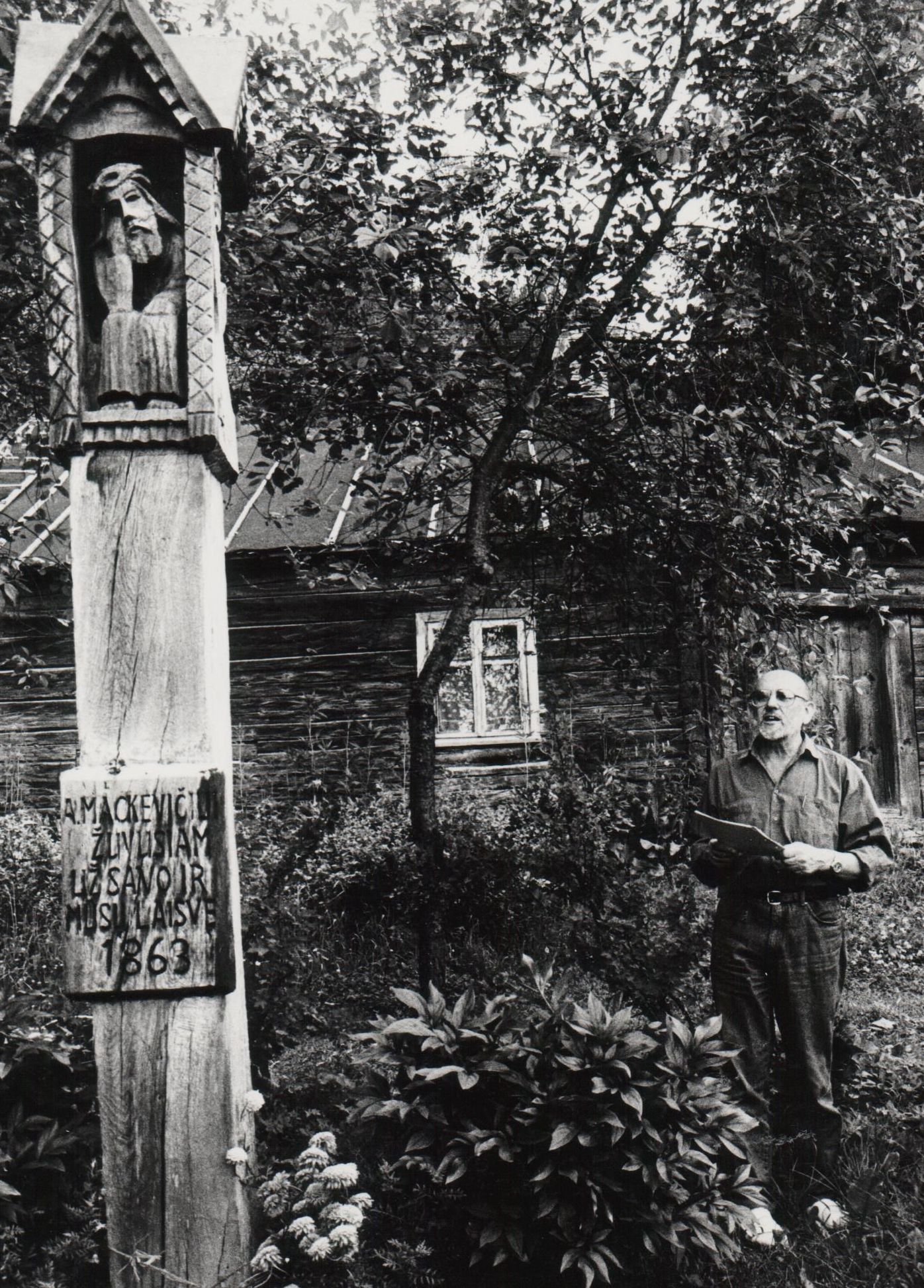 G. Ilgūnas buvusiems bendradarbiams veda ekskursiją. Prie namo Kauno raj. Ringovės kaime, kuriame buvo užkluptas ir netoliese suimtas 1863 m. sukilimo vadas A. Mackevičius. 1997 m. birželio 28 d.