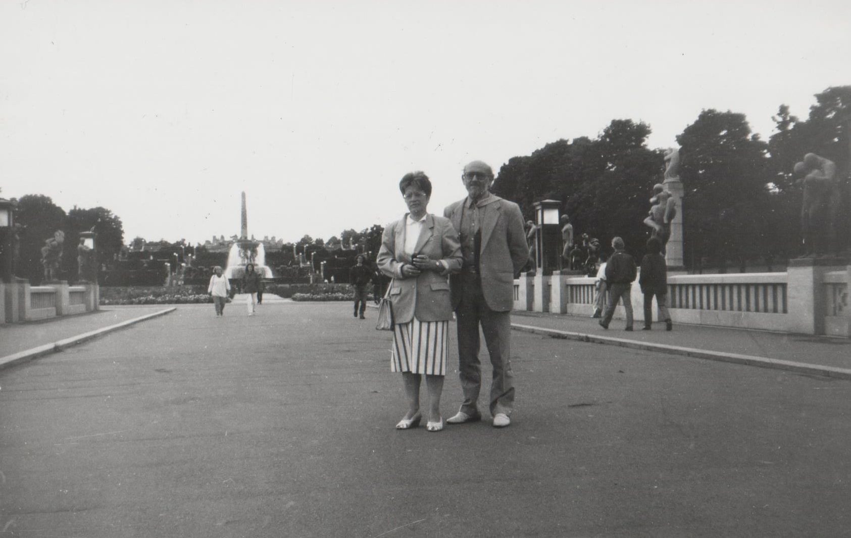Su Latvijos centrinio valstybės archyvo direktore D. Kliavinia Osle, prie unikalaus G. Videlano parko. 1994 m. rugpjūčio 12 d.