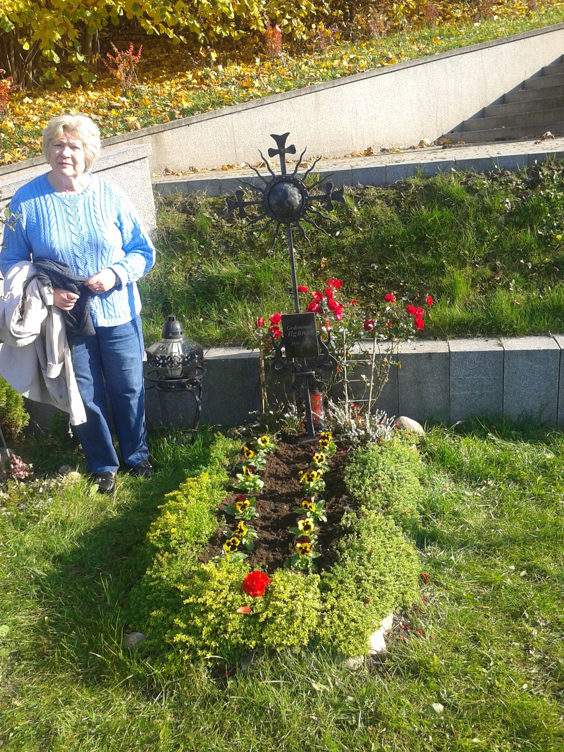 Žmona Birutė prie Gedimino kapo.