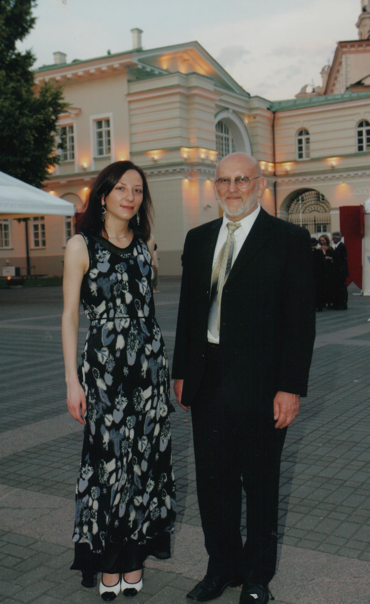 Su dukra Milda Mindaugo karūnavimo-Valstybės dienos minėjimo Prezidentūroje metu. 2006 m. liepos 6 d. Džojos Gundos Barysaitės nuotr.