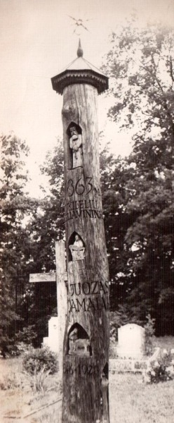 Stogastulpis prie A. Mackevičiaus vėliavnešio J. Damalako kapo Paberžės kapinėse.