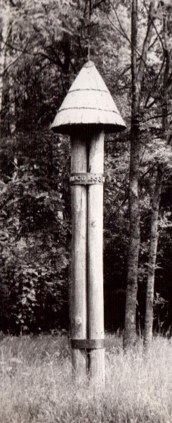 Paminklas sukilėlių kautynėms su rusų kariuomene Raguvos girioje atminti su užrašu: Čia palaidoti 1863 m. sukilėliai.